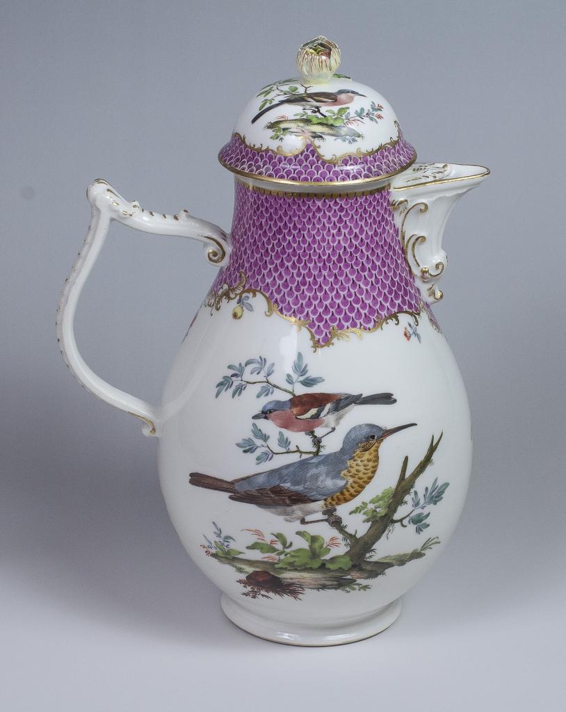 Caffettiera con decoro a volatili
Meissen, 1770 ca
Porcellana dipinta in policromia e oro
Collezione A. Marcenaro
