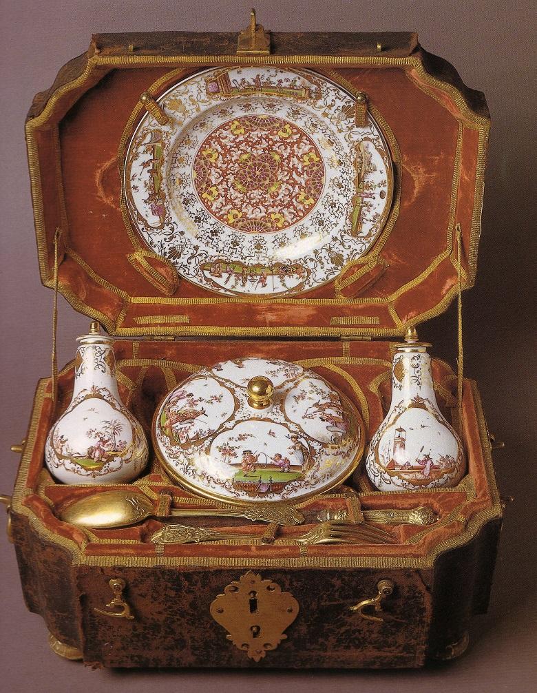 Servizio da puerpera decorato a cineserie,
Meissen, periodo Höroldt, 1725-1730
Porcellana dura dipinta in monocromia oro 
Cofanetto in pelle con interno in velluto rosso, 
Metallo  Philipp Jacob I Jäger (1685-1763)
