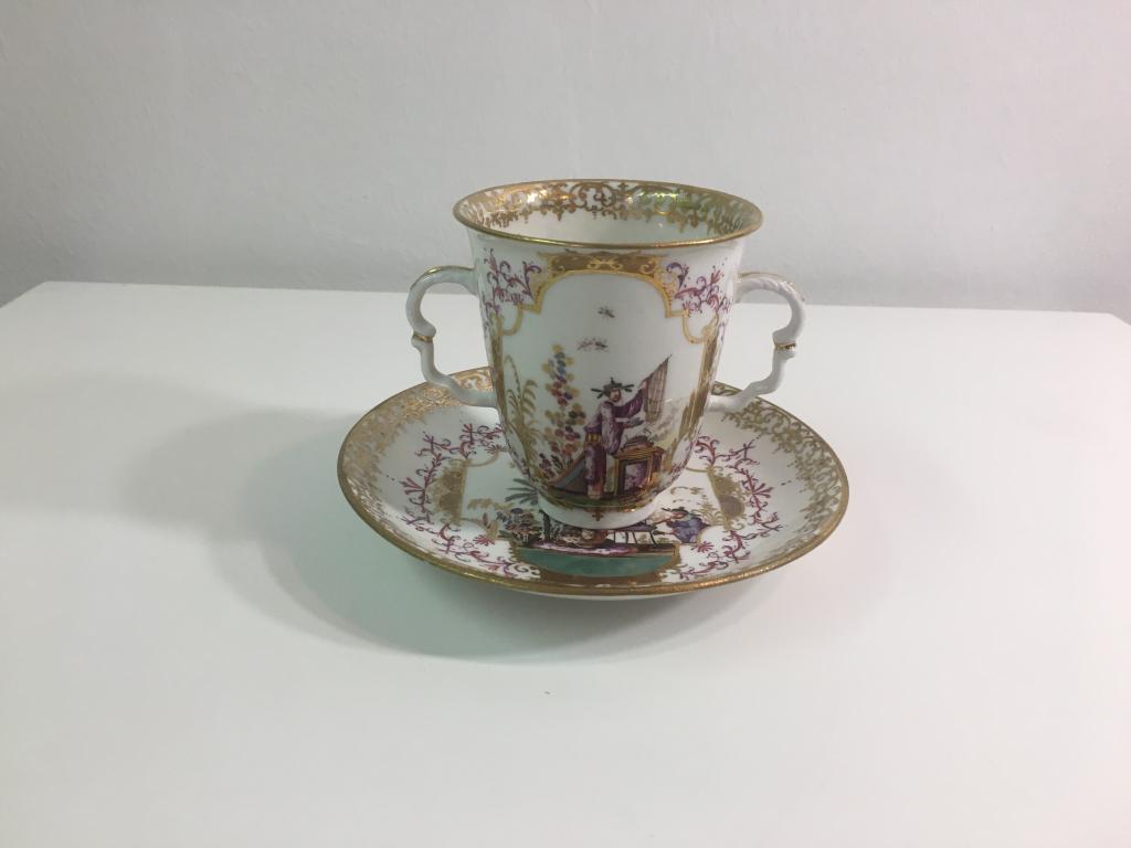 Tazza con piattino 
Porcellana policroma e oro
Meissen 1725-1730 ca.