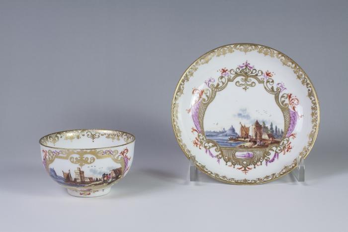 Tazza con piatto con decoro con scene di porto

Meissen, seconda metà del XVIII secolo

Porcellana dipinta in policromia e oro

Collezione A. Marcenaro