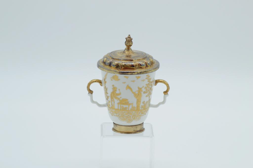 Meissen,
tazza in porcellana con dorature e coperchio in metallo punzonato
