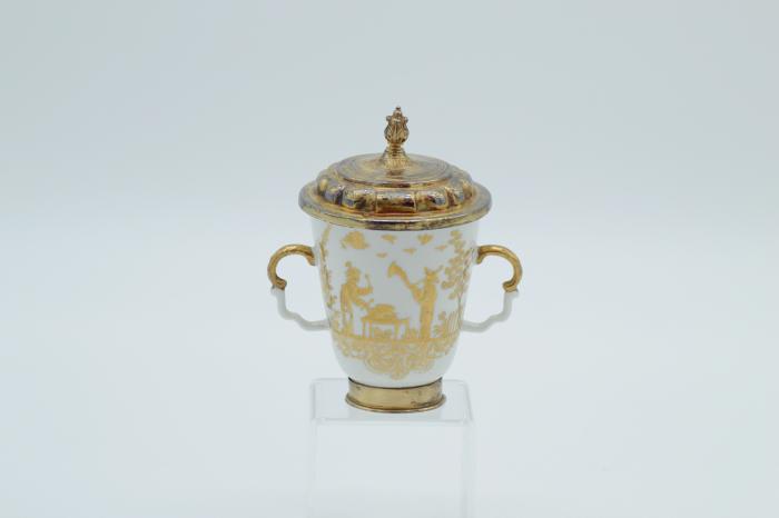Meissen,
tazza in porcellana con dorature e coperchio in metallo punzonato
