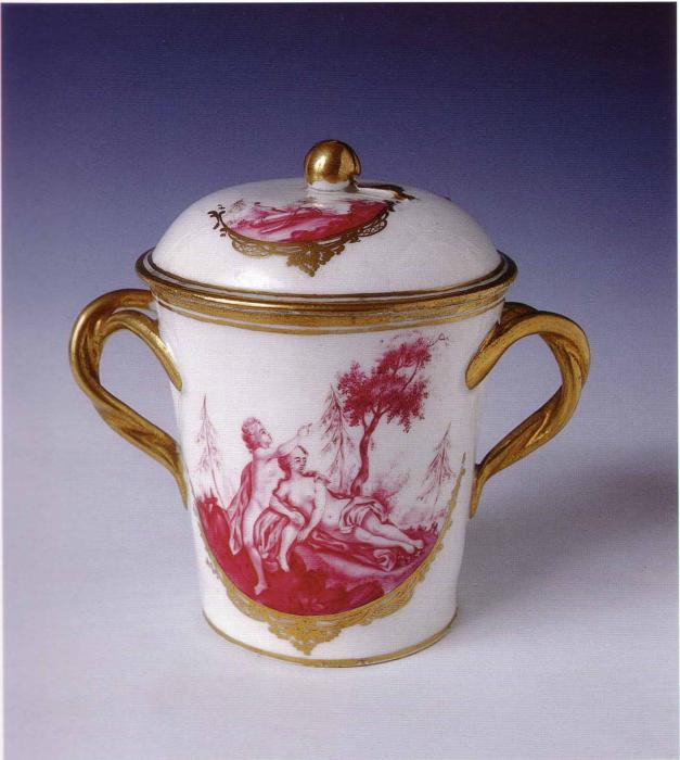 Due tazze biansate con scene galanti.
Vinovo, manifattura Gioannetti, fine del XVIII secolo
Porcellana dipinta in monocromia  porpora e oro
