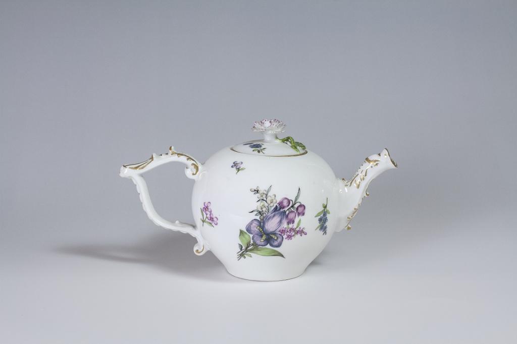 Teiera con decoro floreale

Meissen, 1755 ca

Porcellana dipinta in policromia e oro

Collezione A. Marcenaro
