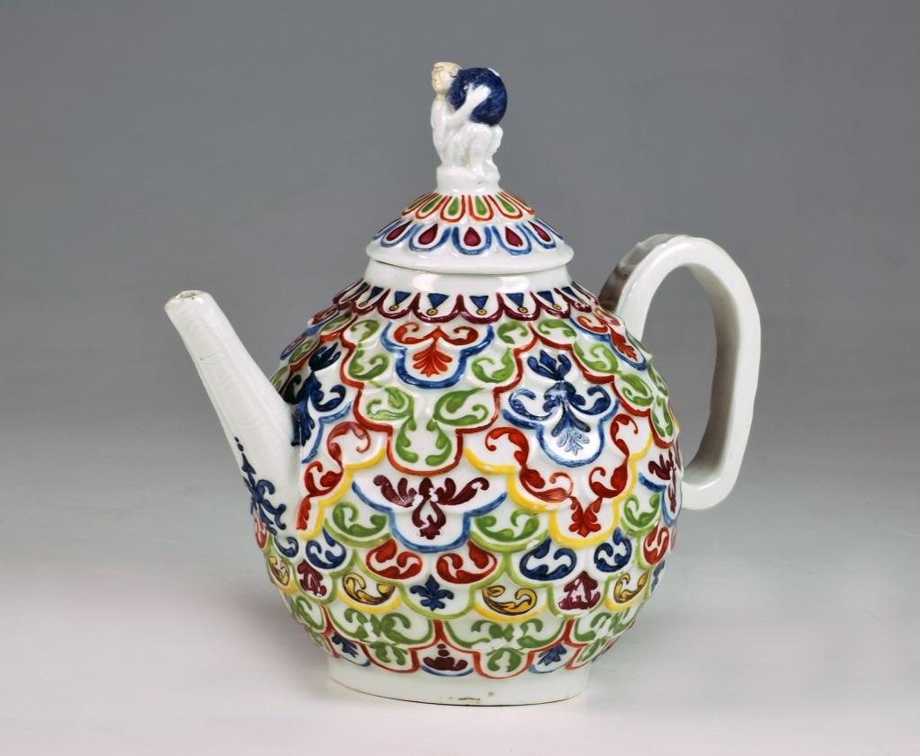 Teiera  dalla superficie a squame decorata a girali fogliate
Venezia, manifattura Vezzi, 1724-1740 circa
Porcellana dipinta in policromia.
