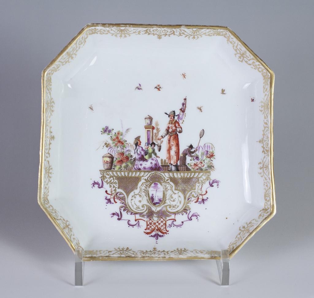 Vassoio decorato a cineserie

Meissen, 1735 ca

Porcellana dipinta in policromia e oro

Collezione A. Marcenaro