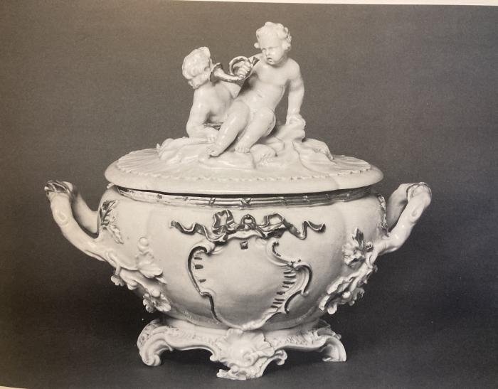 Zuppiera manif Buen Retiro, 1770 ca, porcellana tenera
cat II, 116
