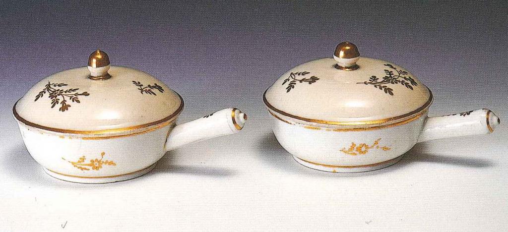 Coppia di tegami decorata a fioretti
Vinovo, manifattura Gioannetti, fine del XVIII secolo
Porcellana dipinta in oro.
