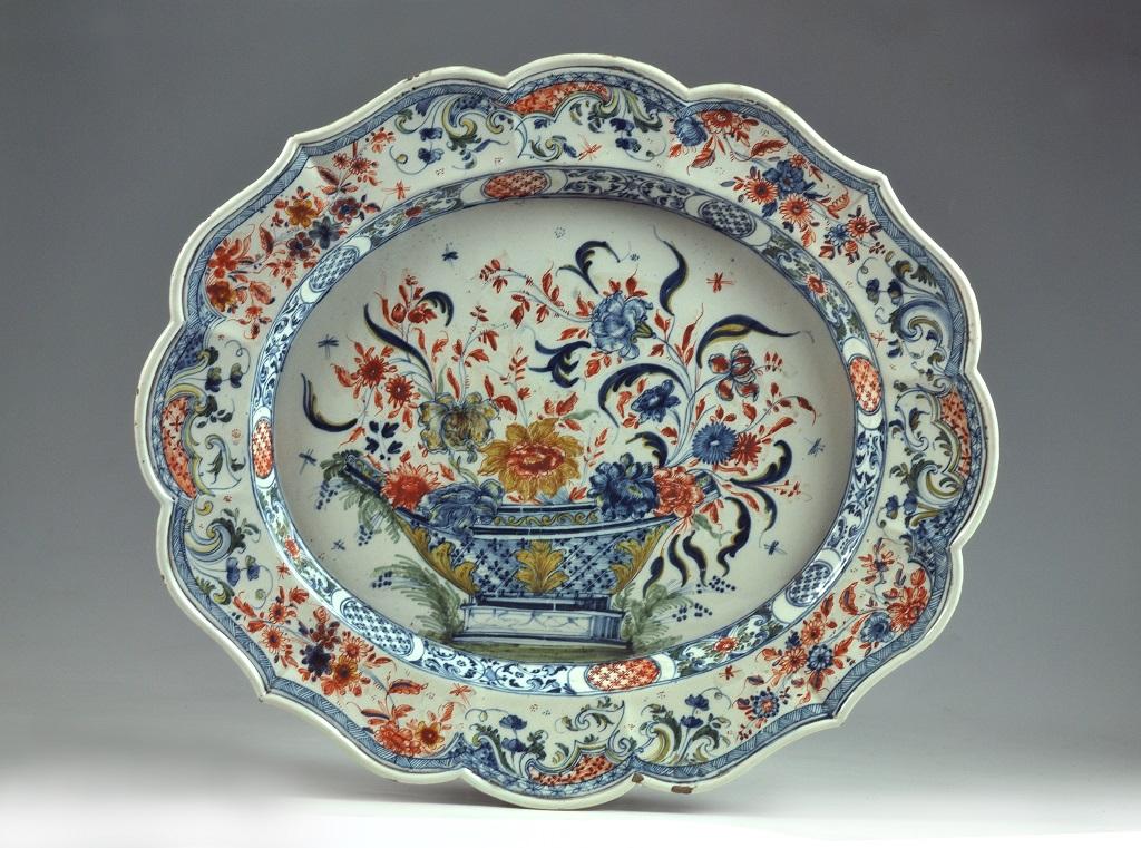 Grande piatto ovale  decorato con cesta di fiori
 marcato “Mil.o”
Milano, manifattura Clerici, 1745-1760
Maiolica decorata con colori a gran fuoco.