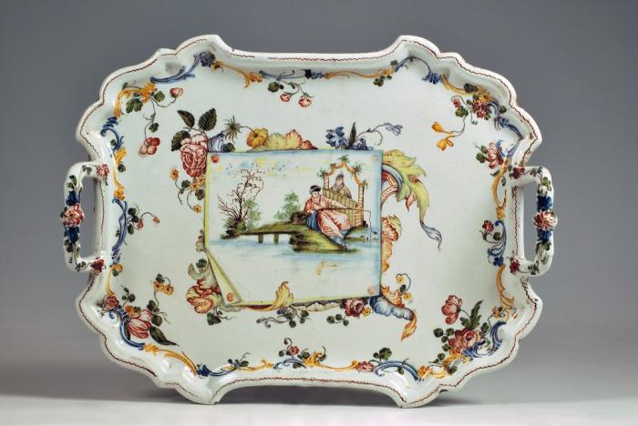 Vassoio decorato a “trompe-l’oeil” con scena cinese
Nove, manifattura di Pasquale Antonibon, 1760-1790
Maiolica decorata con colori a gran fuoco.